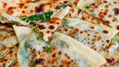 Traditionelles Seydikemer Gözleme mit Kräutern und Käse